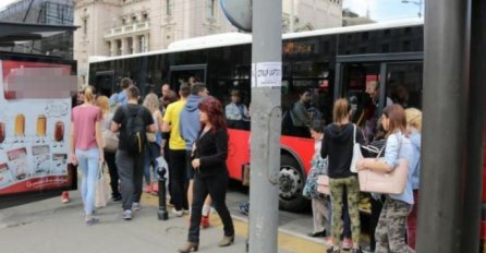 UŽAS U GRADSKOM PREVOZU U BEOGRADU: U šta nam se djeca to pretvaraju?! Putnici u šoku, OVAKVO ponašanje niko nije očekivao (FOTO)