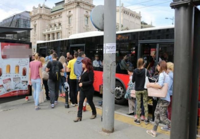 UŽAS U GRADSKOM PREVOZU U BEOGRADU: U šta nam se djeca to pretvaraju?! Putnici u šoku, OVAKVO ponašanje niko nije očekivao (FOTO)