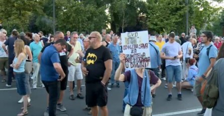 Na protestu u Beogradu minut šutnje za žrtve u Gradačcu