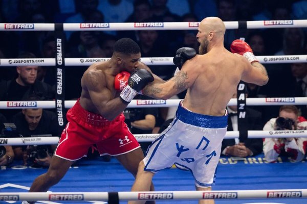 JEDAN UDARAC POTPUNO USPAVAO RIVALA: Anthony Joshua brutalno nokautirao Heleniusa, nastao muk (VIDEO)