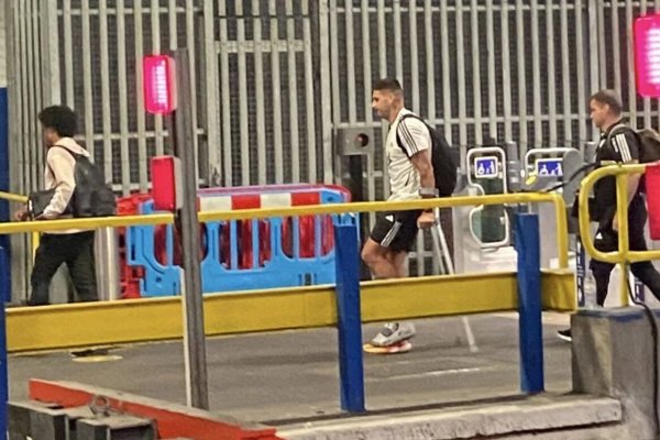 UŽASNE VIJESTI: Mitrović na štakama napustio stadion, propada transfer u Saudijsku Arabiju! Ali to nije ono najgore po Srbina