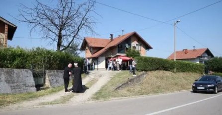 DA TI SRCE PUKNE: Brojni građani s porodicom ubijene Nizame Hećimović ispred porodične kuće