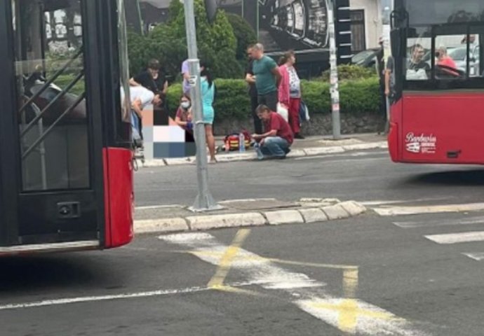 AUTOBUS NA LINIJI 59 POKOSIO MAMU I BEBU! Užas u Beogradu, prolaznici odmah pritrčali u pomoć (FOTO)