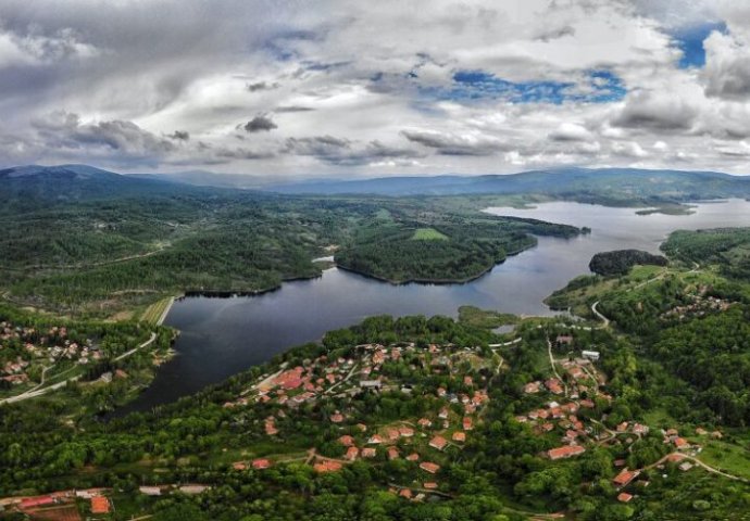 Vlasinsko jezero: Mladići se prevrnuli sa skutera, jedan nestao pod vodom