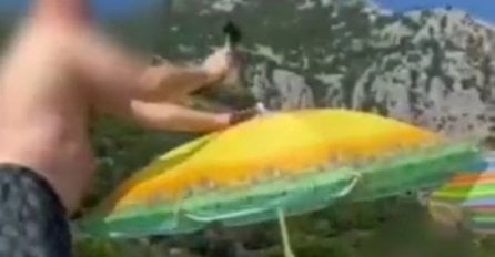 SNIMAK MUŠKARCA NA PLAŽI KAKO POSTAVLJA SUNCOBRAN NASMIJAO JE CIJELI BALKAN: Ovo je hit (VIDEO)