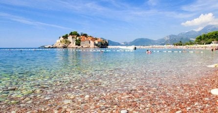 ZA PEŠKIR IMA MJESTA AKO LEŽIM NA BOKU: Dragan objavio fotku iz Crne Gore pa izazvao opštu raspravu: "Sljedeća faza crnogorskog turizma - ležaljke na sprat" (FOTO)