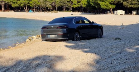 BAHATI TURISTA SKUPOCJENIM BMW-OM PARKIRAO NA PLAŽU U HRVATSKOJ, TIK UZ MORE: Ali nije očekivao da će se ovo desiti, SLIKE KRUŽE DRUŠTVENIM MREŽAMA