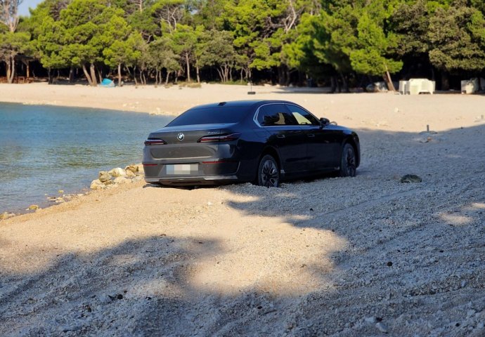 BAHATI TURISTA SKUPOCJENIM BMW-OM PARKIRAO NA PLAŽU U HRVATSKOJ, TIK UZ MORE: Ali nije očekivao da će se ovo desiti, SLIKE KRUŽE DRUŠTVENIM MREŽAMA