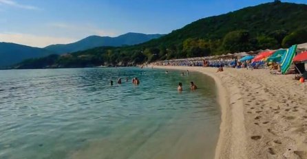ŠTA RADI OVA GOSPOĐA U MORU U GRČKOJ?! Turisti na plaži se zgrozili: Neko bi ovo trebalo debelo da kažnjava! (FOTO)