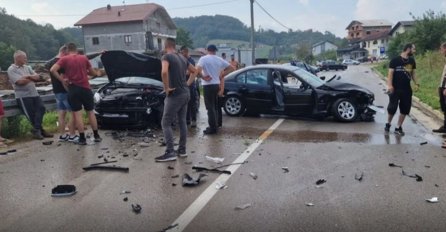 Saobraćajna nesreća u Velikoj Kladuši, dijelovi automobila rasuti po cesti