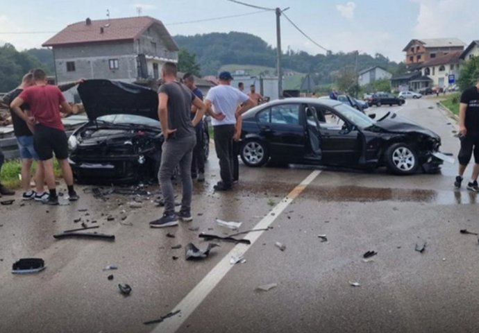 Saobraćajna nesreća u Velikoj Kladuši, dijelovi automobila rasuti po cesti