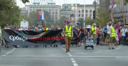 U Srbiji u toku 16. protest protiv nasilja: Jedni šetaju, drugi “asfaltiraju”