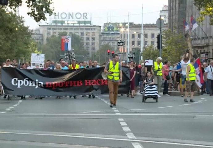 U Srbiji u toku 16. protest protiv nasilja: Jedni šetaju, drugi “asfaltiraju”