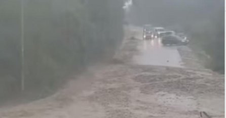 SNAŽNO NEVRIJEME POGODILO OVAJ DIO SRBIJE, APOKALIPTIČNE SCENE: Poplave i blokirani putevi nakon iznenadnog olujnog udara! (VIDEO)