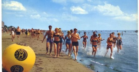 SVI GLEDAJU U FOTOGRAFIJU LJUDI SA PLAŽE IZ 1970. GODINE: Jedan DETALJ baš BODE OČI, svi su u NEVJERICI (FOTO)