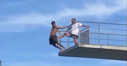 STRAVIČAN PRIZOR: Spasilac na bazenu brutalno gurnuo čovjeka sa skakaonice, pao sa deset metara (VIDEO)