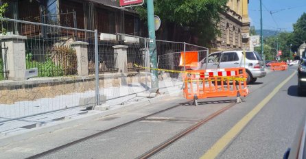 NA GLAVNOJ SAOBRAĆAJNICI: Teška saobraćajna nesreća u centru Sarajeva, vozilom udarena pješakinja