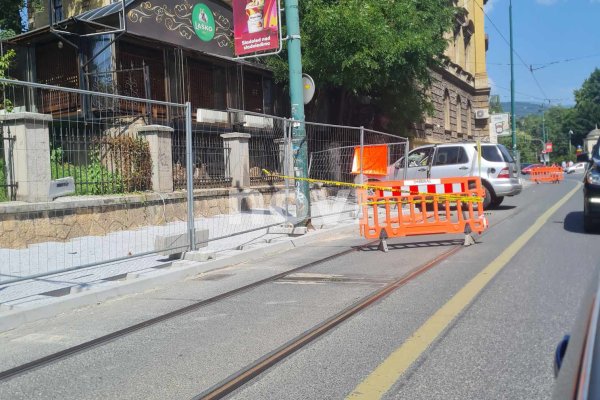 NA GLAVNOJ SAOBRAĆAJNICI: Teška saobraćajna nesreća u centru Sarajeva, vozilom udarena pješakinja