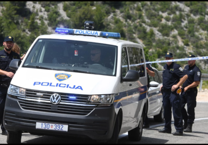 IZAZVAO NESREĆU PA OSTAVIO PUTNIKE U RIJECI: Policija traga za vozačem koji je pobjegao nakon udesa (FOTO)