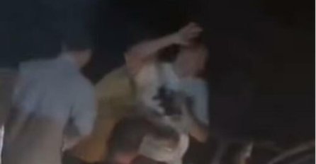 PIJANI JOKIĆ ZAUSTAVIO SAOBRAĆAJ, PRIJATELJI GA SKLANJALI: Kolona automobila čekala da prođe dok je ĐUSKAO NASRED ULICE! (VIDEO)