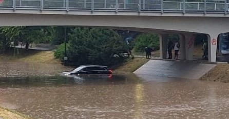 Dramatični prizori iz regiona: Vozila potopljena, vjetar nosio krovove (FOTO)