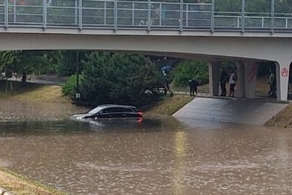 Dramatični prizori iz regiona: Vozila potopljena, vjetar nosio krovove (FOTO)