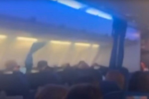 DRAMATIČAN SNIMAK LETA KROZ OLUJU: Putnici povraćali, urlali i plakali…: "Avion je počeo da pada, mislili smo da je KRAJ"