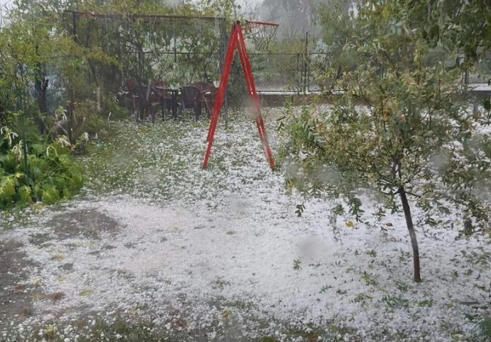 "PUCALI SU CRIJEPOVI" Grad veličine oraha pogodio sela oko Kraljeva: Padao je dva puta, prvi udar bio je JEZIV (FOTO, VIDEO)