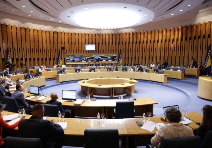 Prekinuta sjednica Doma naroda: Delegati žele raspravu o smjeni Špirića, Košarca i Amidžića