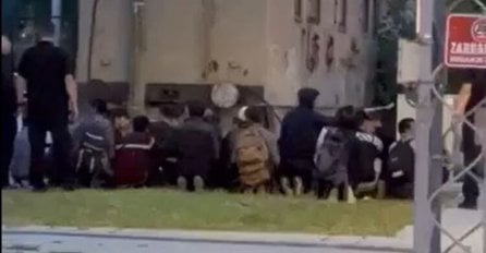 Građani ogorčeni postupkom MUP RH: Natjerali migrante da kleče, gurali ih nogom