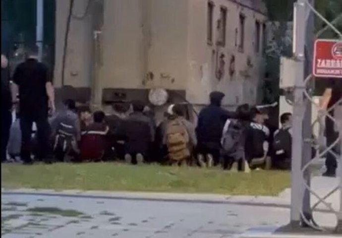 Građani ogorčeni postupkom MUP RH: Natjerali migrante da kleče, gurali ih nogom