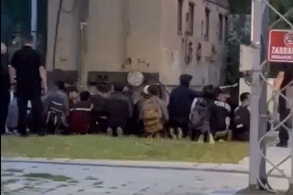 Građani ogorčeni postupkom MUP RH: Natjerali migrante da kleče, gurali ih nogom