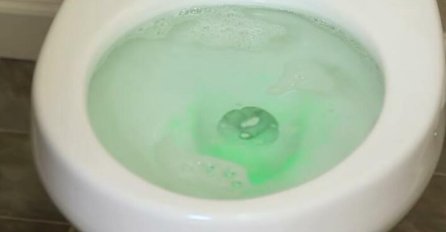 Zaboravite na ribanje: Sipajte samo 50g ovog praha u WC šolju, kamenac i prljavština nestaju!