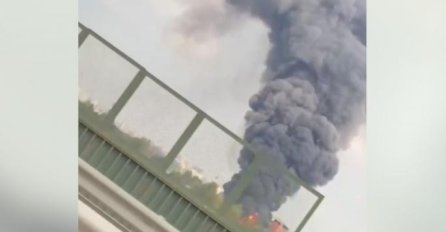 VELIKI POŽAR U SANKT PETERBURGU - Gori hangar, sa vatrenom stihijom se bori 60 vatrogasaca (VIDEO)