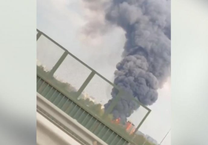 VELIKI POŽAR U SANKT PETERBURGU - Gori hangar, sa vatrenom stihijom se bori 60 vatrogasaca (VIDEO)