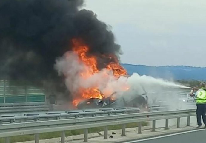 HOROR NA AUTO-PUTU MILOŠ VELIKI: Vozio u kontrasmjeru pa se poslije sudara zapalio