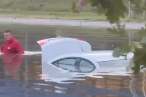 OVAKO NEŠTO NA NAŠIM PROSTORIMA JOŠ NIJE VIĐENO, AUTO POTPUNO POTOPLJEN: Apokaliptični snimci u Novom Sadu, čovjek samo što se NE UHVATI ZA GLAVU (VIDEO)