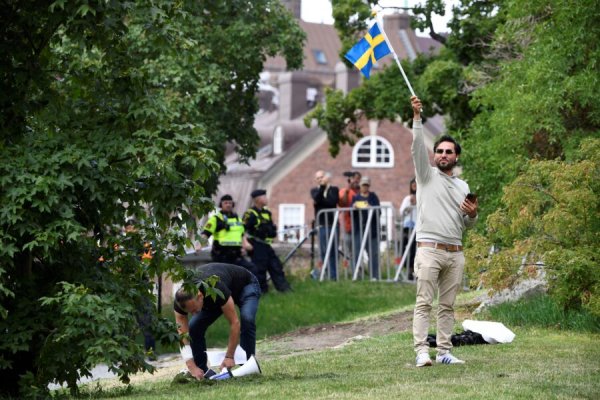 Salwan Momika ponovo zapalio Kur’an, izbili nasilni neredi