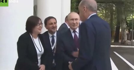 POČEO SASTANAK U SOČIJU: Pogledajte kako je Putin dočekao Erdogana ispred rezidencije (VIDEO)