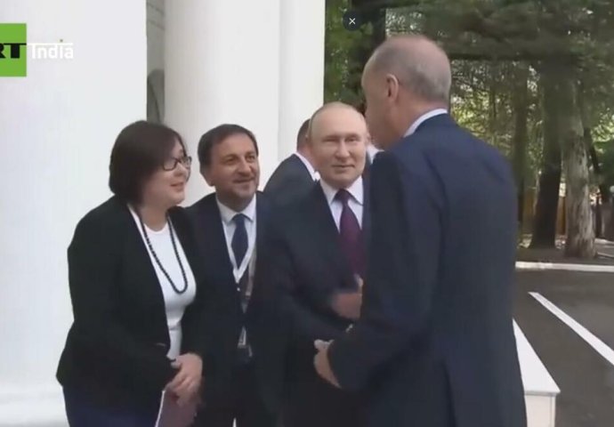 POČEO SASTANAK U SOČIJU: Pogledajte kako je Putin dočekao Erdogana ispred rezidencije (VIDEO)