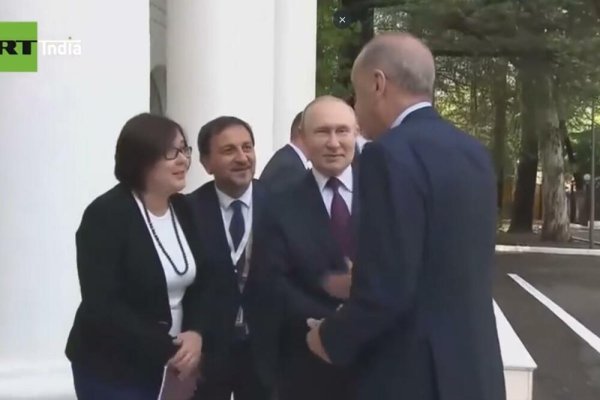 POČEO SASTANAK U SOČIJU: Pogledajte kako je Putin dočekao Erdogana ispred rezidencije (VIDEO)