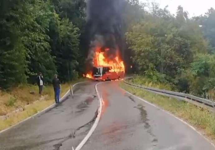 UŽAS KOD MLADENOVCA, VATRA PROGUTALA AUTOBUS: Objavljeni dramatični snimci na licu mjesta vatrogasci - OVO SU PRVE INFORMACIJE (VIDEO)