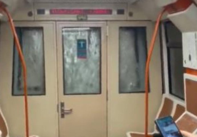 UŽAS U ŠPANIJI: Poplave odnose živote! HOROR snimak iz metroa u Madridu, voda nadire, putnici u panici (VIDEO)