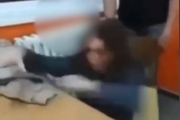 BRUKA OBRAZOVNOG SISTEMA! PROFESORKA KOJOJ SU UČENICI IZMAKLI STOLICU DRŽAĆE SAMO 1 ČAS U ŠKOLI! Platu će zarađivati u biblioteci