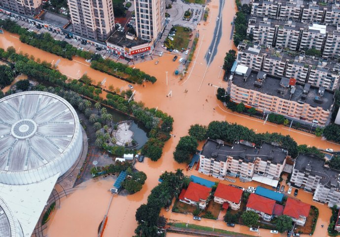 Tajfun pogodio Kinu: Više od stotinu hiljada ljudi evakuisano, škole zatvorene