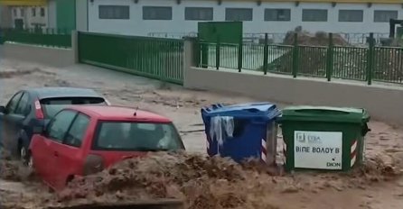 APOKALIPTIČNE SCENE IZ ATINE: Bujica nosi sve pred sobom, ljudi pomažu jedni drugima da ustanu iz nabujale vode! (VIDEO)