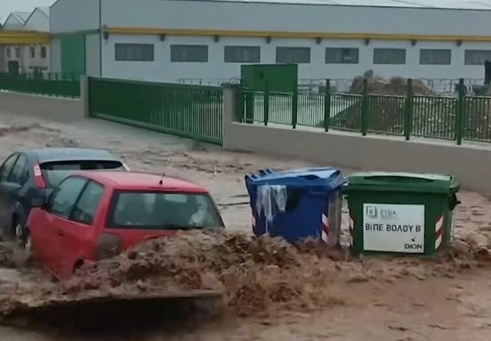 APOKALIPTIČNE SCENE IZ ATINE: Bujica nosi sve pred sobom, ljudi pomažu jedni drugima da ustanu iz nabujale vode! (VIDEO)