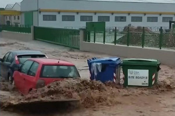 APOKALIPTIČNE SCENE IZ ATINE: Bujica nosi sve pred sobom, ljudi pomažu jedni drugima da ustanu iz nabujale vode! (VIDEO)