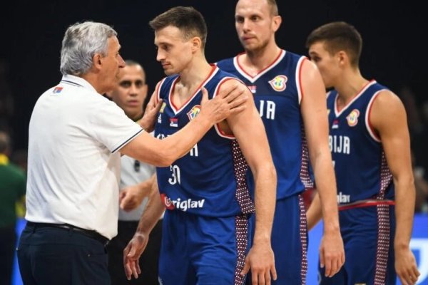 FIBA ŽELI AMERIKU I KANADU U FINALU? Sudije napravile POTPUNI HAOS i poslale Slovence kući – da li isto čeka i Srbiju?!