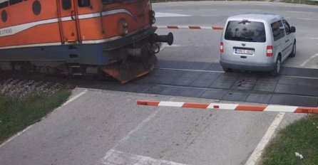 KAO IZ HOROR FILMA! Rampa se spustila dok je vozilo bilo na pruzi, žena pokušava da izađe, a onda nailazi voz (VIDEO)